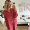 Musselinbluse lang beere rot