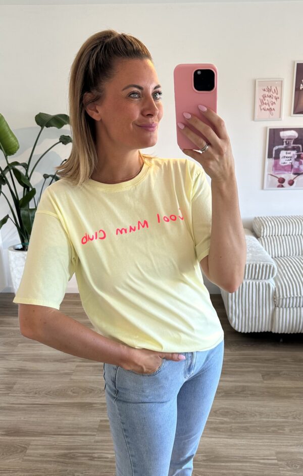 Mom Club shirt gelb